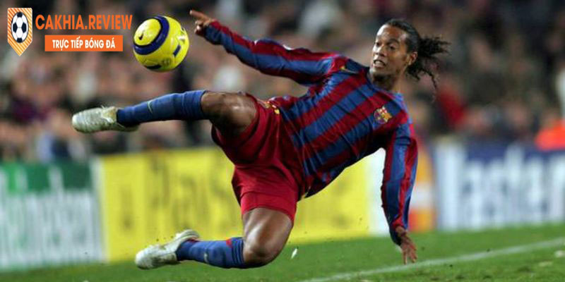 Ronaldinho với kỹ thuật chơi bóng điêu luyện